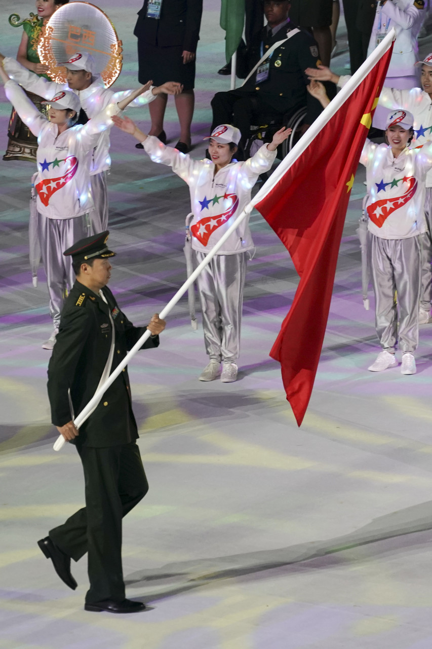 今日图集：武汉军运会——旗手王治郅