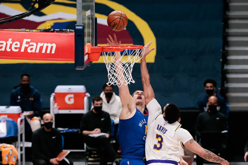 戴维斯因伤早退湖人连胜中断今日NBA战绩