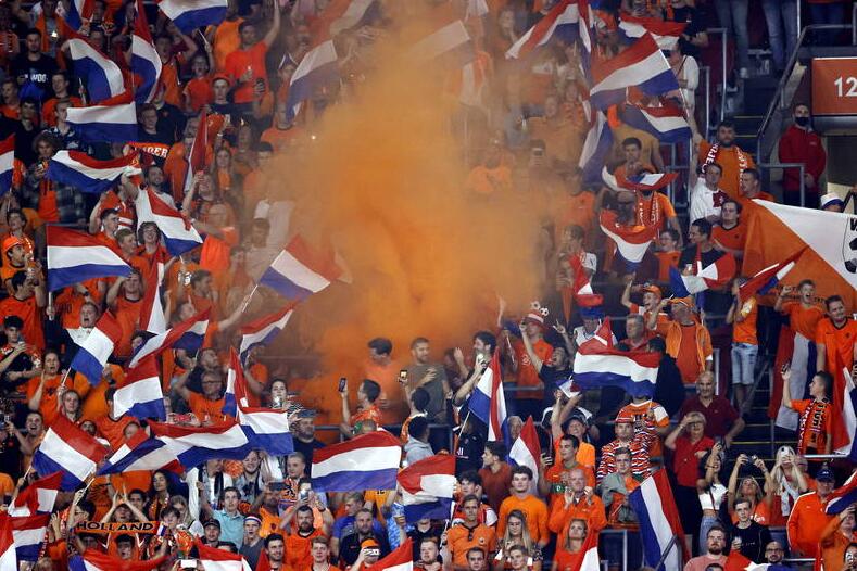 场边观赛的荷兰群众，拿出橘色烟雾弹助威。